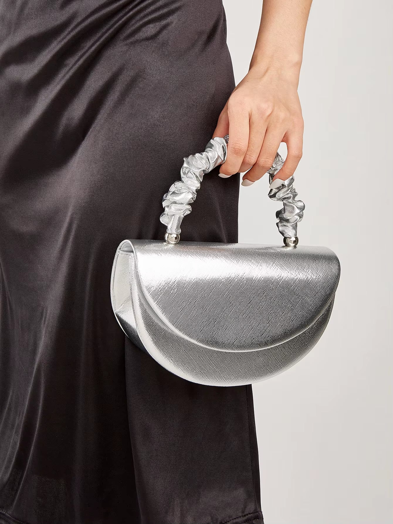 Beautiful and Shiny Pleated Clutches and Evening Bags, Bridal Wedding Clutches Are Suitable for Attending Banquets and Parties.