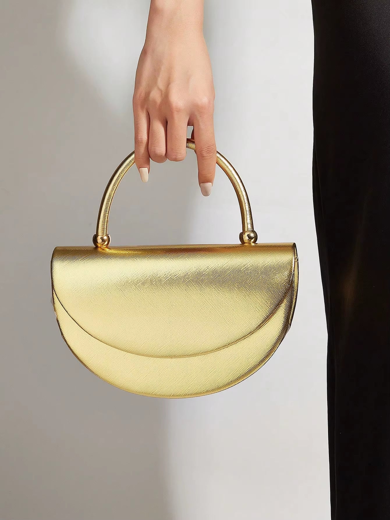 Beautiful and Shiny Pleated Clutches and Evening Bags, Bridal Wedding Clutches Are Suitable for Attending Banquets and Parties.